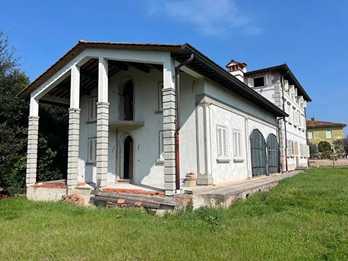 Casa con 14 locali in vendita in Santa Maria A Monte