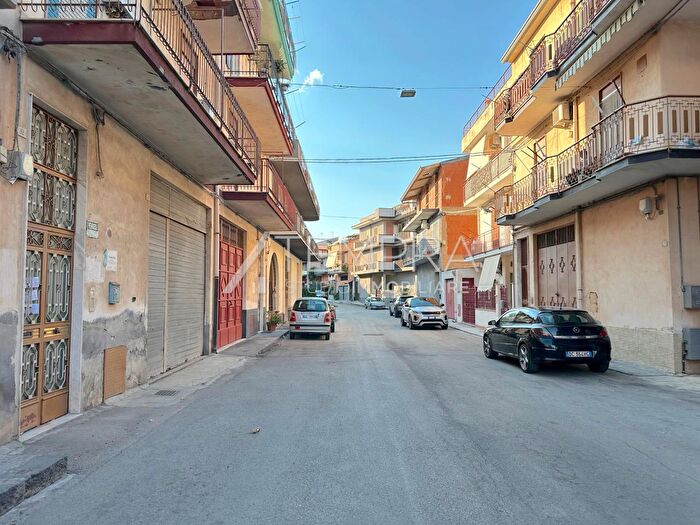 Appartamento con 7 locali in vendita in Via della Costituzione, Adrano