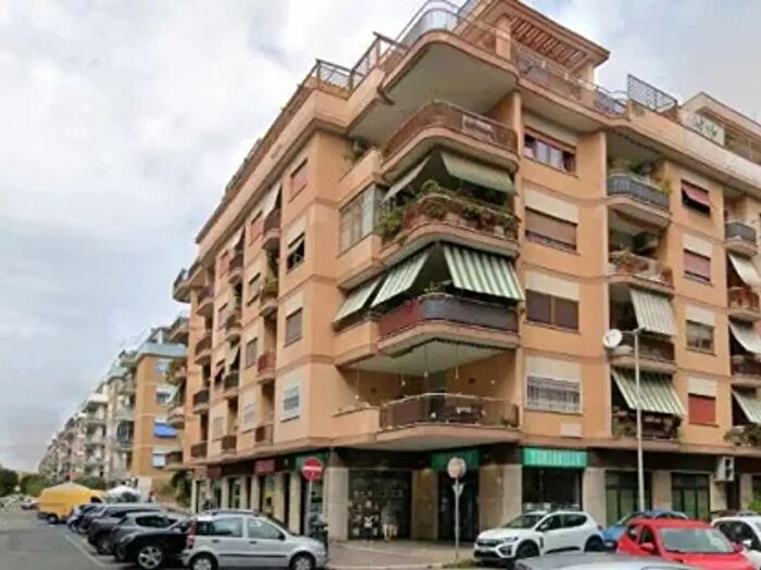Appartamento trilocale in affitto in Via delle Gondole, Roma