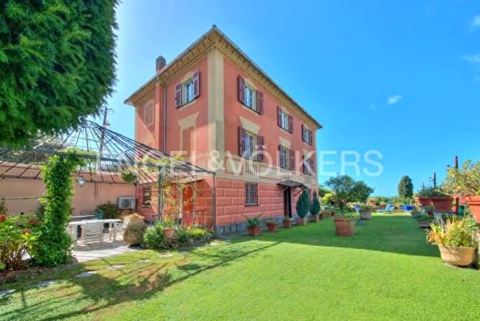 Casa con 6 locali in vendita in Via Privata Bastia, Recco