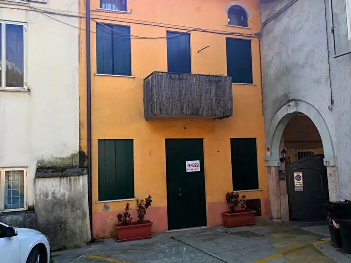 Appartamento quadrilocale in vendita in Piazza Cesare Battisti, Schio