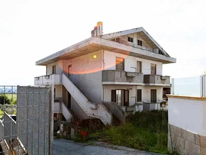 Casa con 11 locali in vendita in Via Magazzeno, Cappelle Sul Tavo