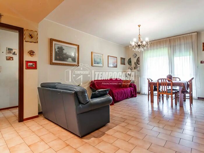 Appartamento trilocale in vendita in Via Pola, Como