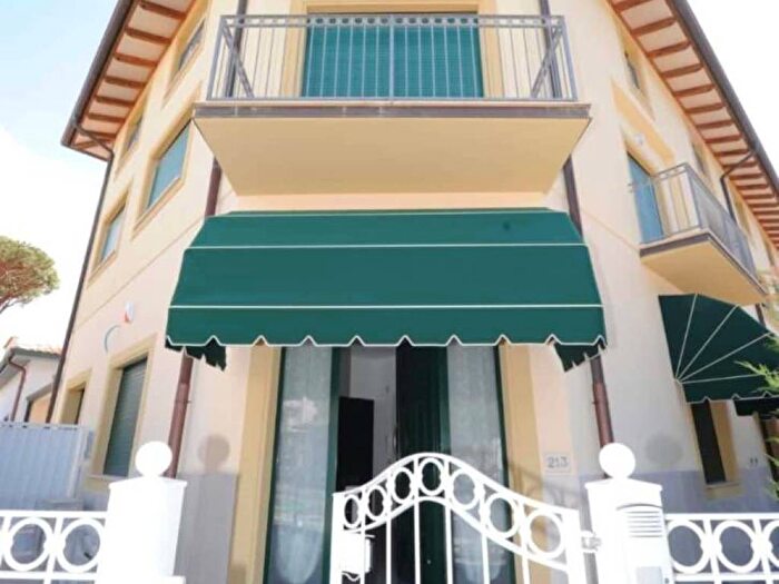 Appartamento trilocale in affitto in Via Giosuè Carducci, Pietrasanta