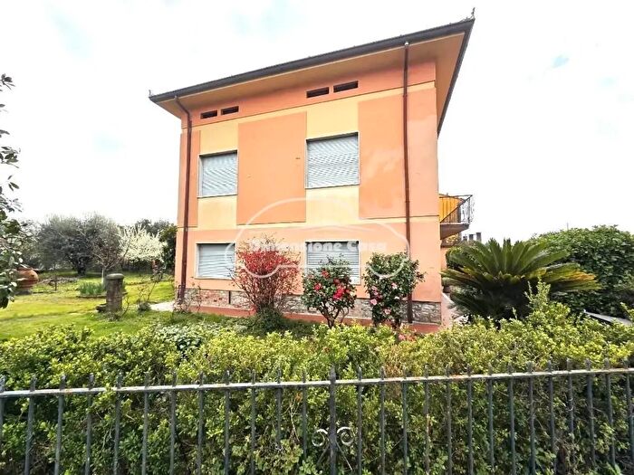Casa con 10 locali in vendita in Capannori