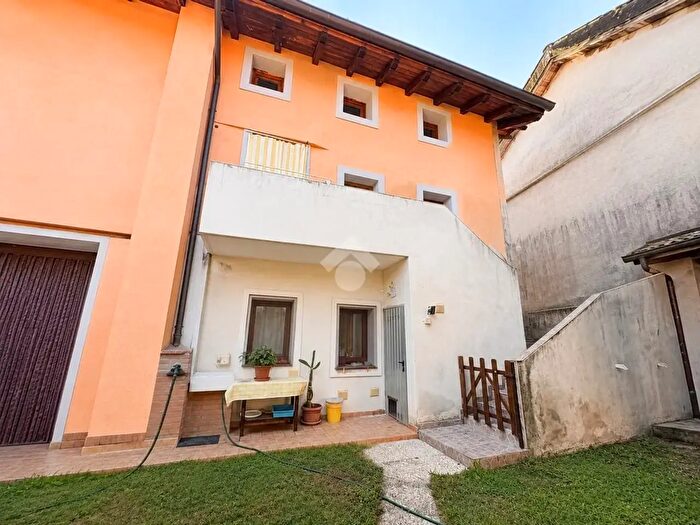 Appartamento trilocale in vendita in Via Roma, Flaibano
