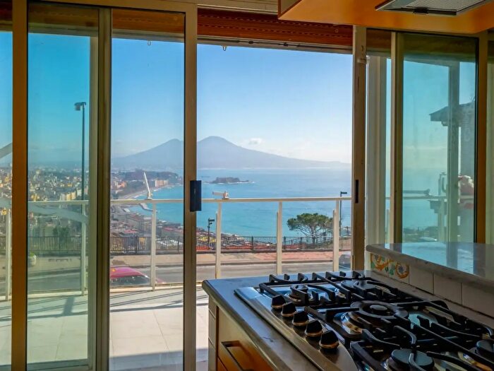 Appartamento con 5 locali in vendita in Via Stazio, Napoli