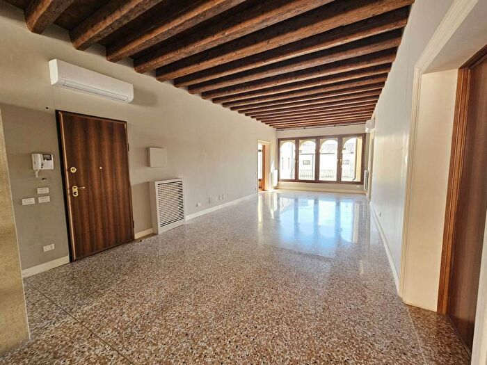 Appartamento con 6 locali in affitto in Via Beato Pellegrino, Savonarola Ponte Molino, Padova