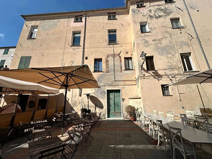 Appartamento trilocale in vendita in Piazza San Domenico, Albenga