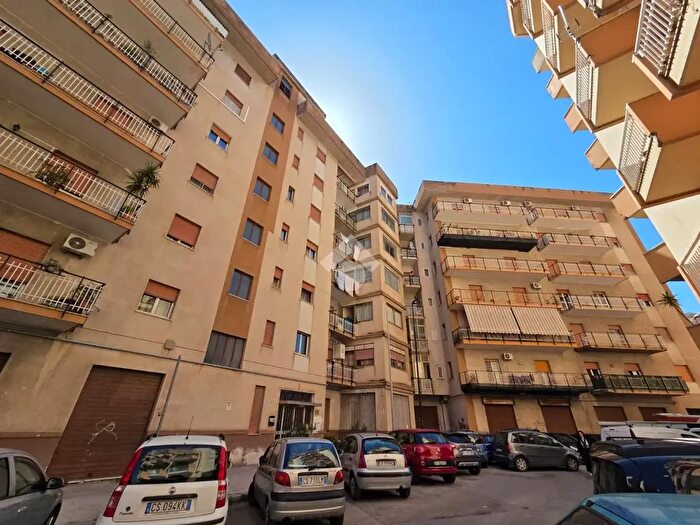 Appartamento trilocale in vendita in Via Michele Cipolla, Palermo