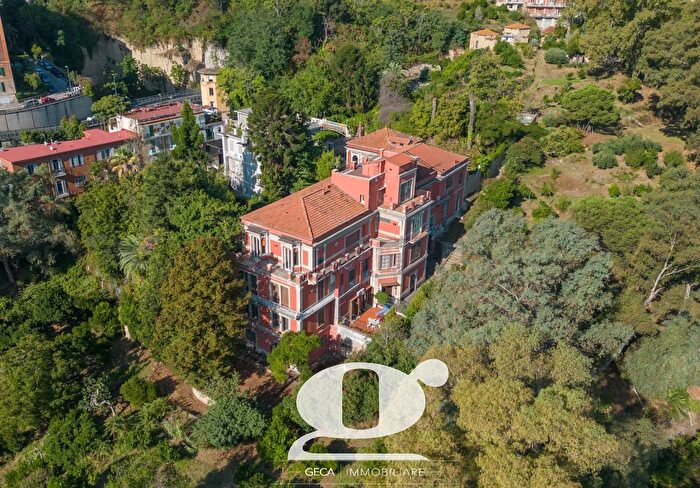 Appartamento con 15 locali in vendita in Via Carlo Cattaneo, Napoli