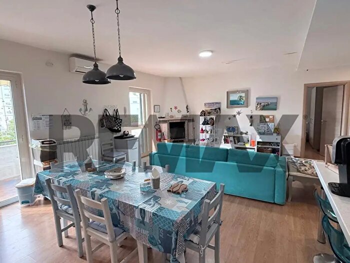 Appartamento con 5 locali in vendita in Piazza Santa Maria delle Grazie, Vieste