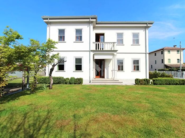 Casa con 5 locali in vendita in Via Monte Grappa, Caerano Di San Marco