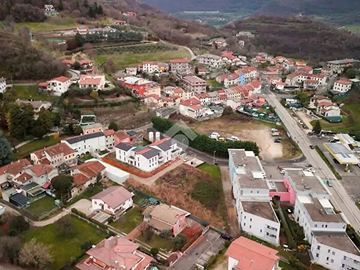 Appartamento quadrilocale in vendita in Via degli Alpini, Castelgomberto