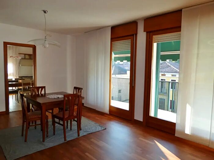Appartamento trilocale in affitto in Viale Fusinato, Vicenza