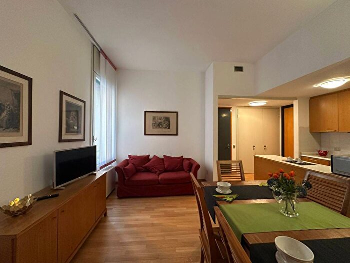 Appartamento bilocale in affitto in Piazza San Marco, Turati, Milano