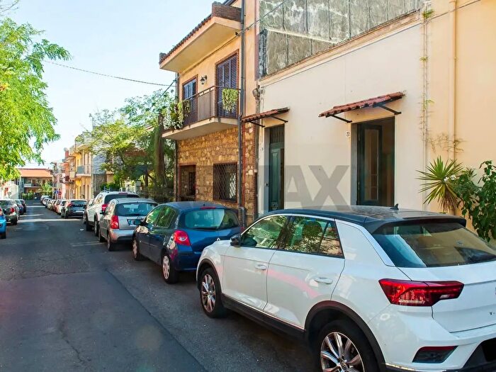 Casa bilocale in vendita in Via Sciarelli, Aci Castello