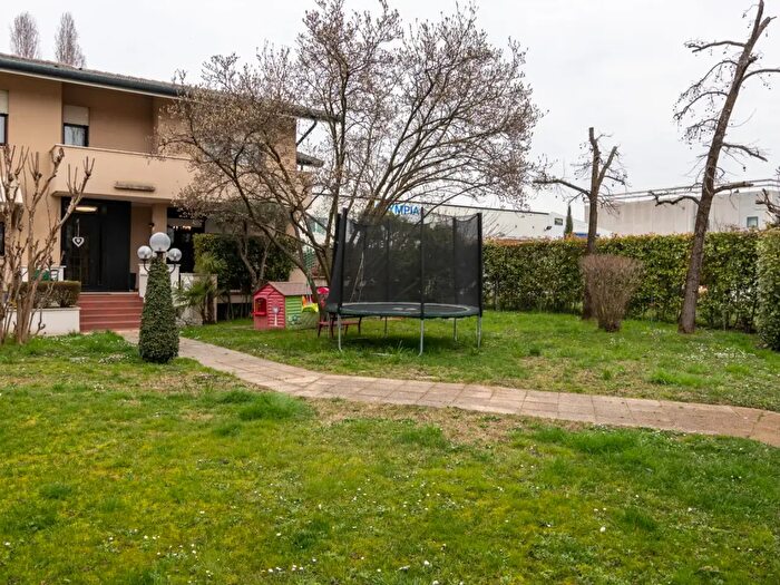 Casa con 6 locali in vendita in Via Nino Bixio, Montegrotto Terme