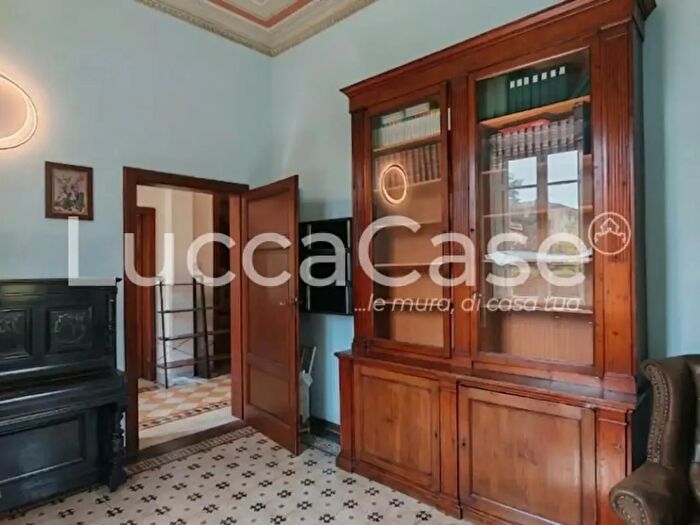 Casa con 11 locali in vendita in Lucca