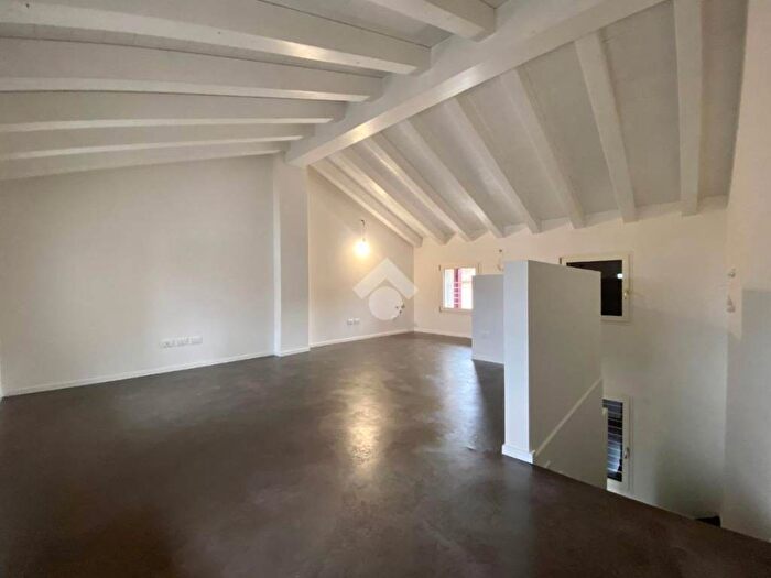 Appartamento trilocale in affitto in Via Giacomelli, Centro, Maser