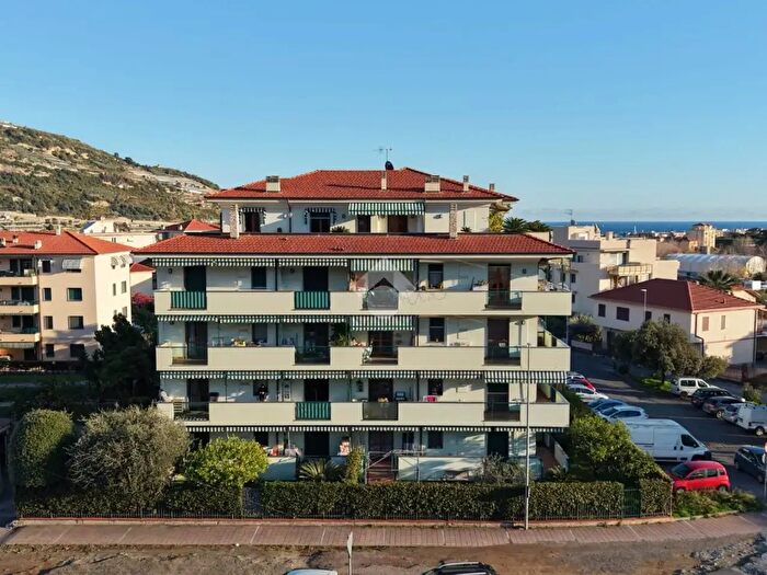 Appartamento trilocale in vendita in Via Due Cammini, Taggia