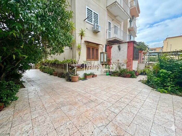 Appartamento trilocale in vendita in Via Amerigo Crispo, Napoli