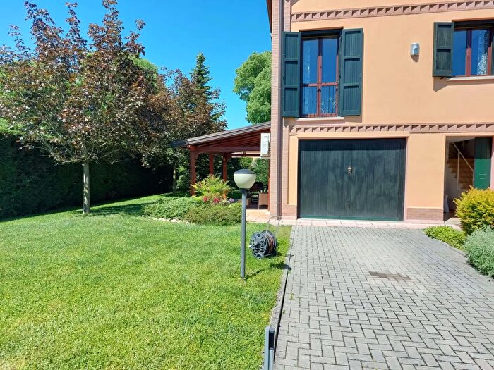 Casa con 9 locali in vendita in Castelfranco Emilia