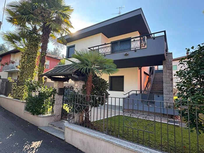 Appartamento trilocale in affitto in Via Zoni, Centro, Lavena Ponte Tresa