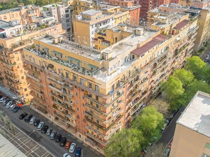 Appartamento trilocale in vendita in Via Val dOssola, Roma