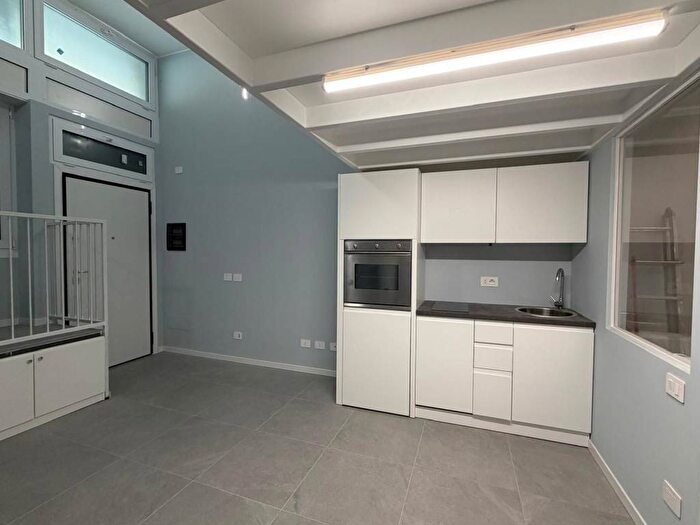 Appartamento trilocale in affitto in Via Giacinto Bruzzesi, Giambellino, Milano