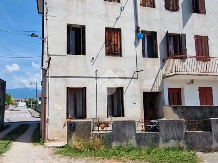 Casa con 8 locali in vendita in Via Castellana, Loria