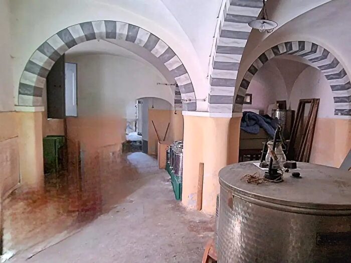 Casa con 14 locali in vendita in Calci