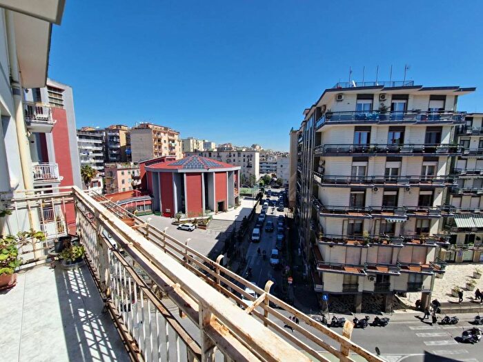 Appartamento con 5 locali in affitto in via san giacomo dei capri, Arenella, Napoli