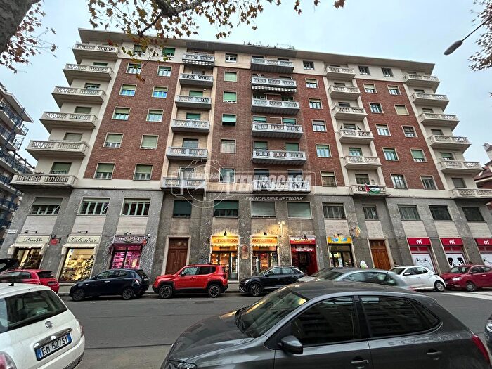 Appartamento trilocale in vendita in Corso Monte Cucco, Torino