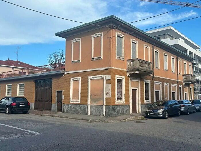 Casa con 20 locali in vendita in Via Pescara, Busto Arsizio