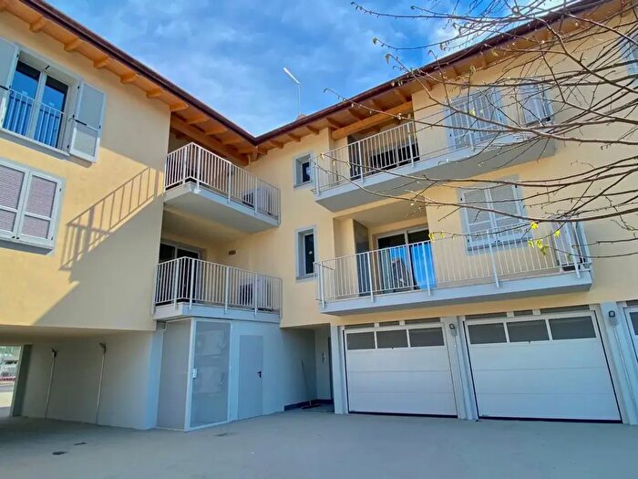 Appartamento trilocale in vendita in Via San Zenone, Mapello