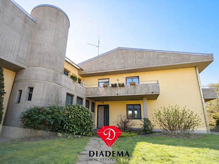 Casa con 6 locali in vendita in Via Roma, Castronno