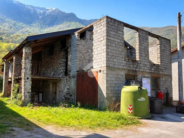 Casa bilocale in vendita in Via Vittorio Emanuele, Piantedo