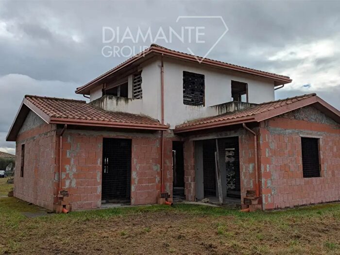 Casa con 6 locali in vendita in Castiglione Del Lago