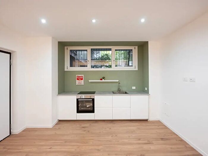 Appartamento trilocale in vendita in Via Roncaglia, Milano