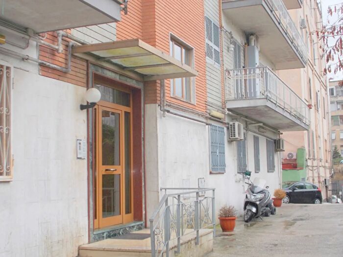 Appartamento quadrilocale in vendita in Calata Capodichino, Napoli