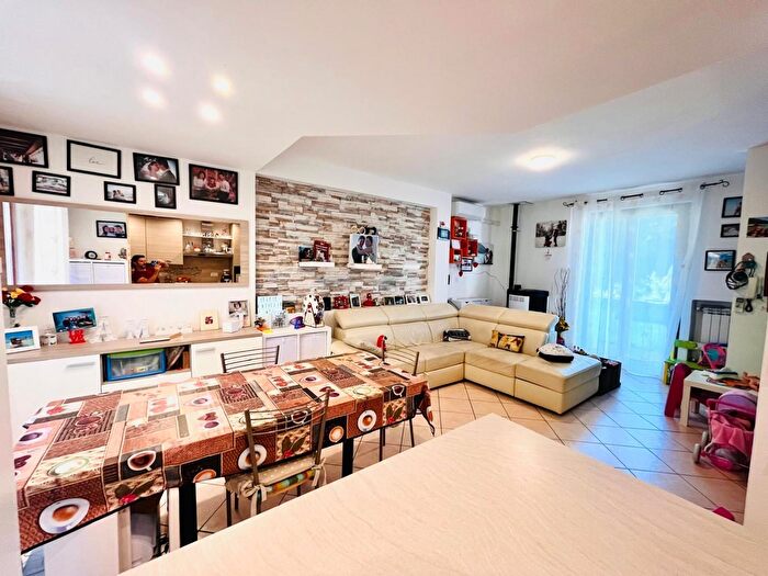 Casa con 5 locali in vendita in Podenzana