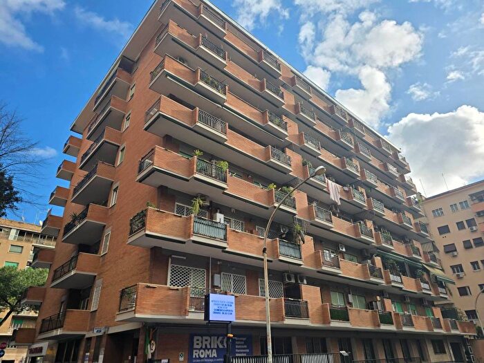 Appartamento trilocale in affitto in Via Appia Nuova, Colli Albani, Roma