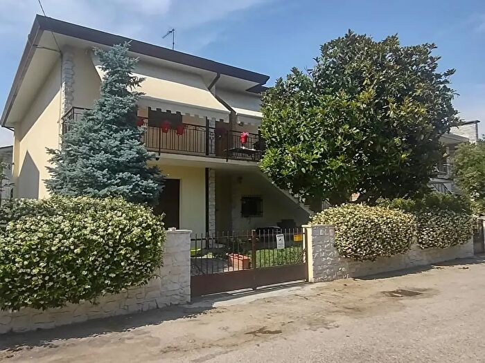 Casa con 8 locali in vendita in Via Martiri di Belfiore, Rovigo