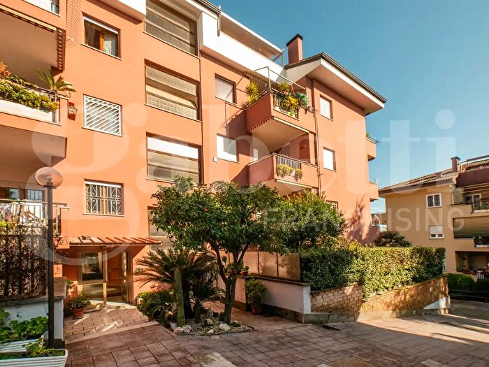 Appartamento quadrilocale in vendita in Via Michelangelo Peroglio, Roma