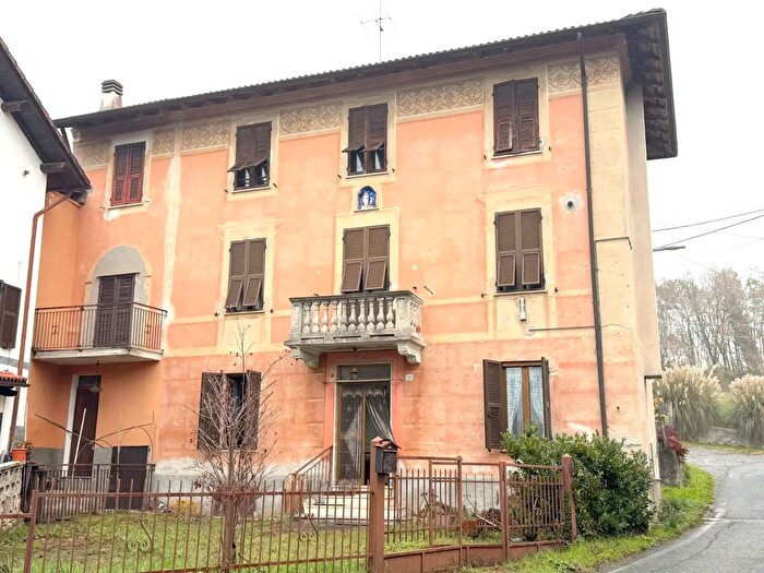 Casa con 5 locali in vendita in Castelletto DOrba