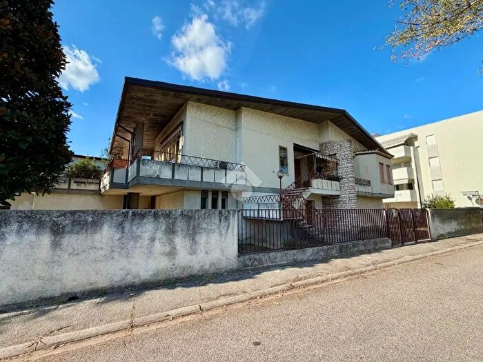 Casa con 6 locali in vendita in Via Marino Marin, Rovigo