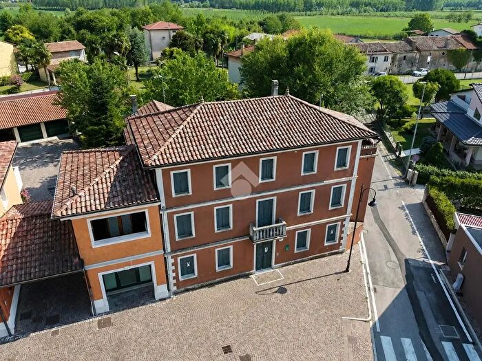 Casa con 6 locali in vendita in Via Geresina, Azzano Decimo