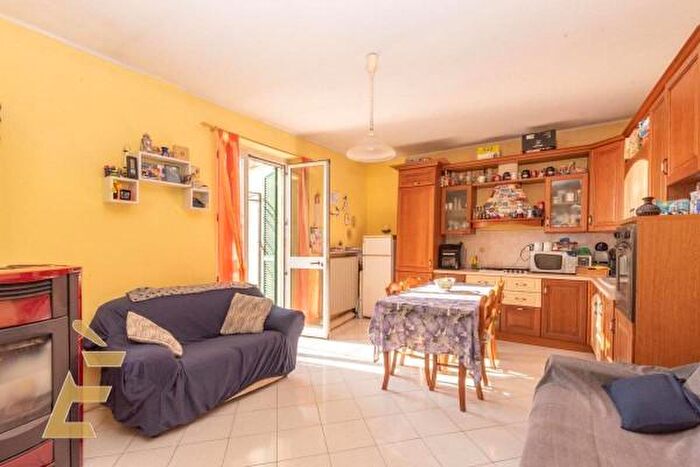 Casa trilocale in vendita in Via del Castello, Montecastello