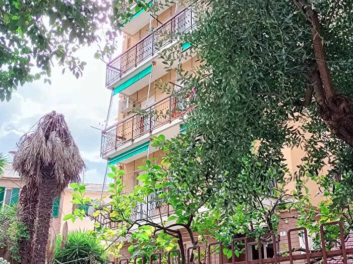 Appartamento con 8 locali in vendita in Via Giovanni Battista Torre, Genova